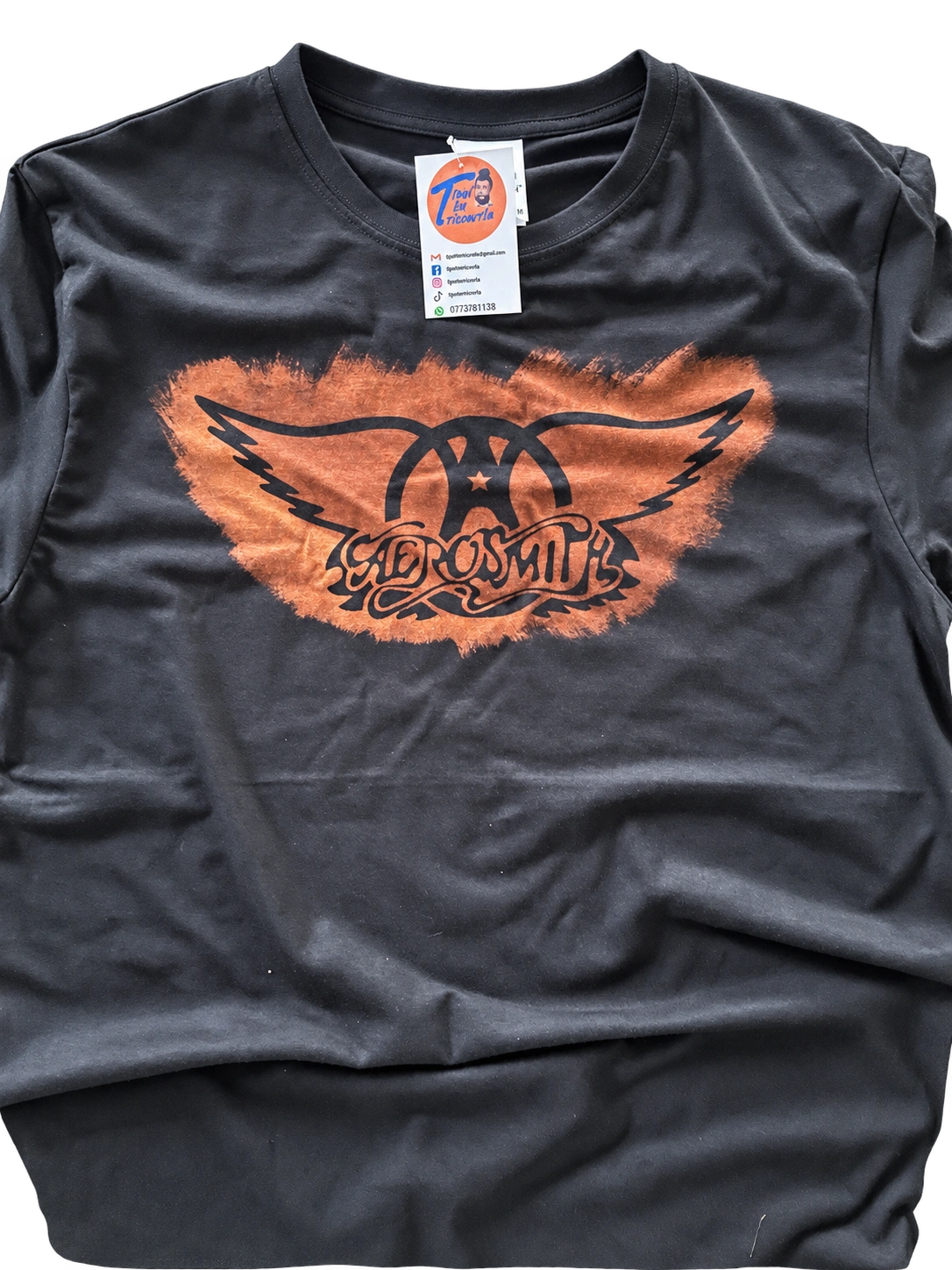 Tricou cu motiv Aerosmith și zonă decolorată manual în tonuri de cupru