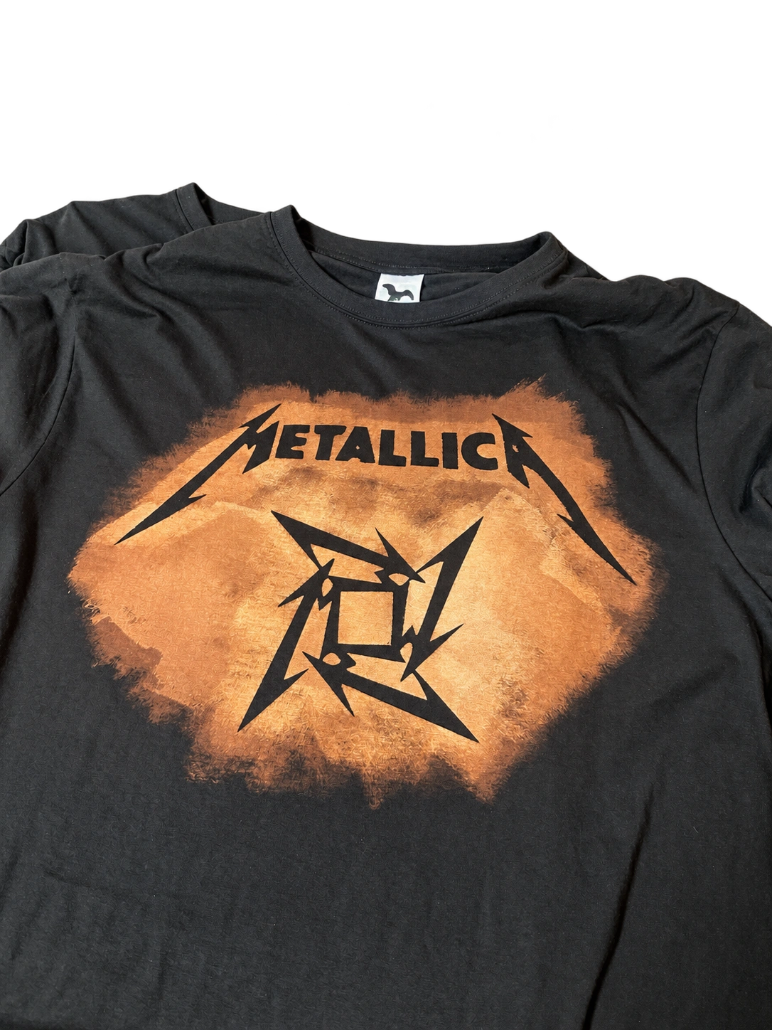 Tricou negru realizat manual prin decolorare cu clor, cu nuanțe portocalii și motiv Metallica